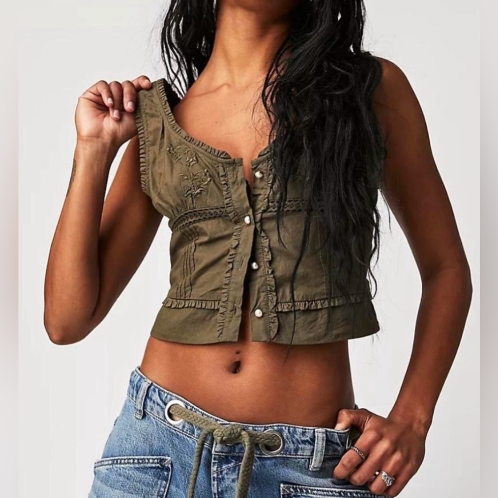 🌻 NWT! Free People Embroidered Crop Top